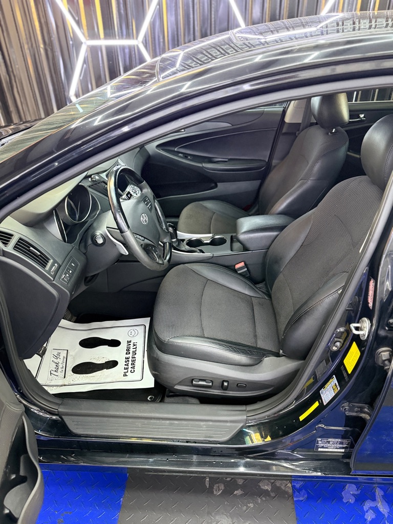 Photo 13 of this HYUNDAI SONATA