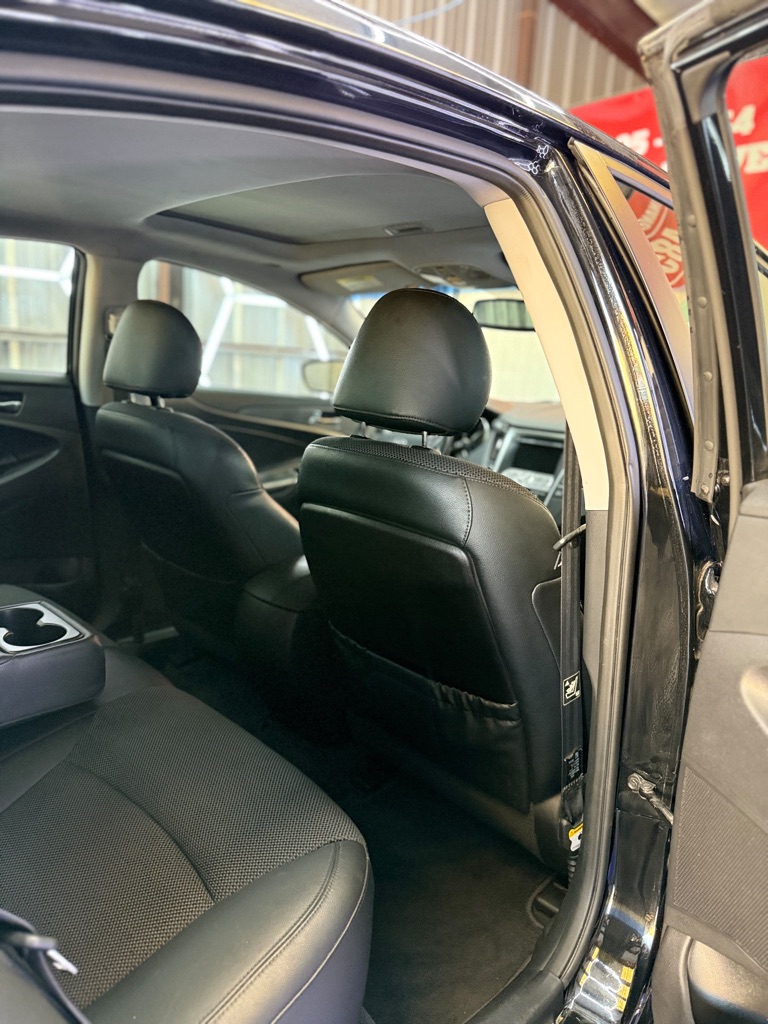 Photo 8 of this HYUNDAI SONATA