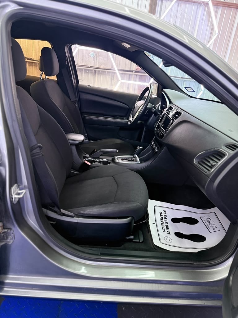 Photo 14 of this CHRYSLER 200
