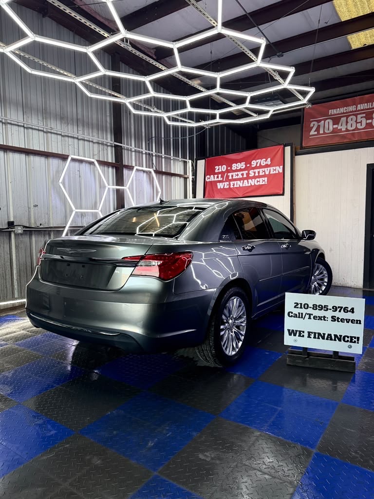 Photo 5 of this CHRYSLER 200