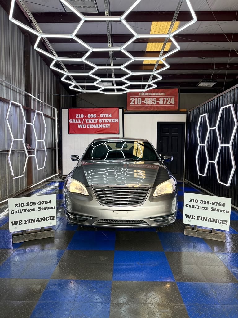Photo 4 of this CHRYSLER 200