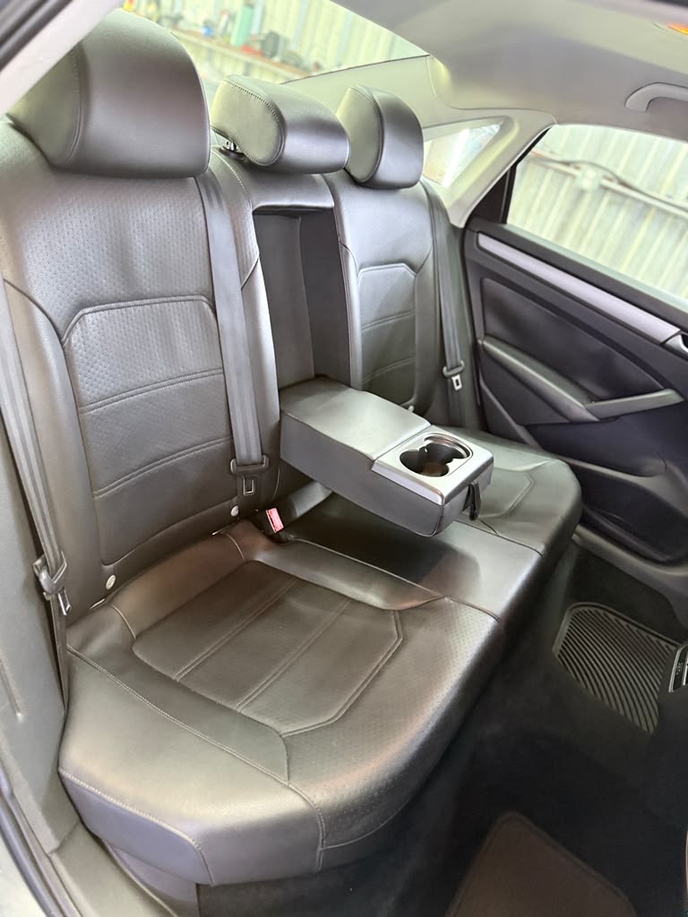 Photo 10 of this VOLKSWAGEN PASSAT