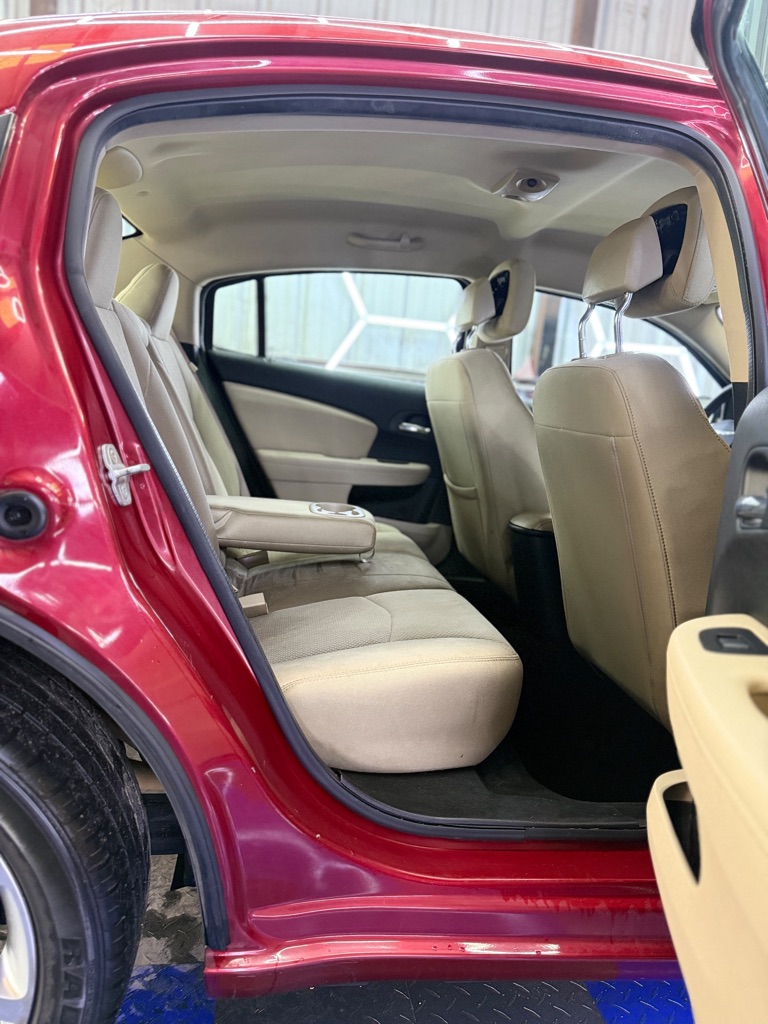 Photo 13 of this CHRYSLER 200