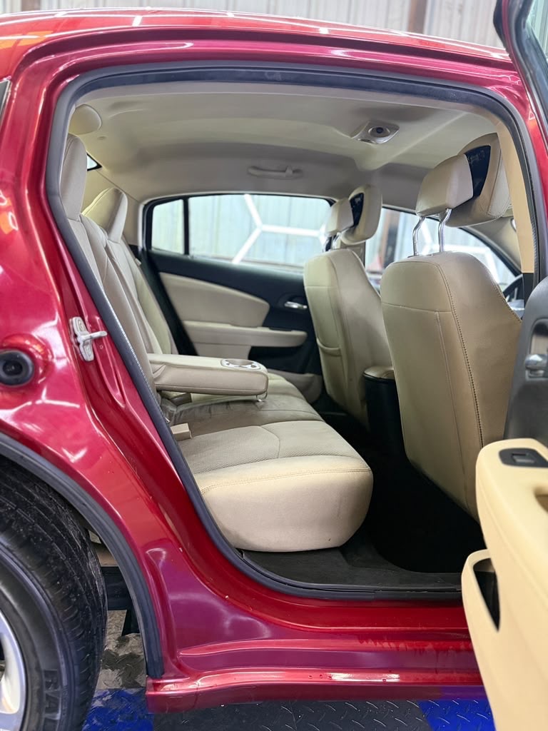 Photo 17 of this CHRYSLER 200