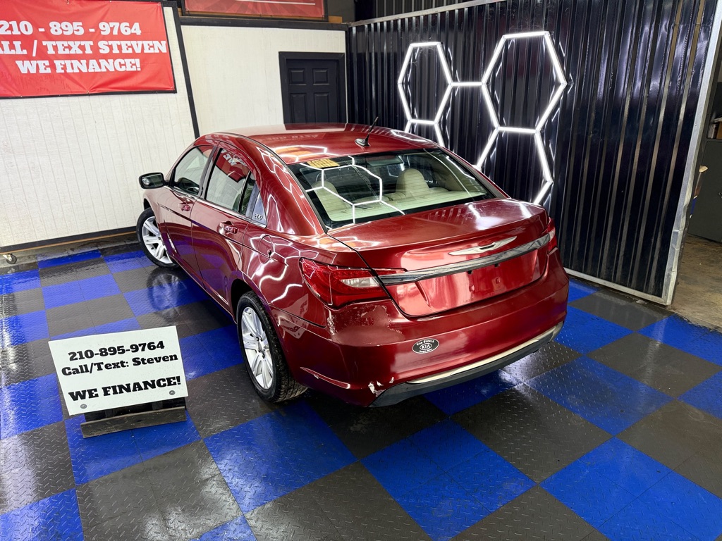 Photo 4 of this CHRYSLER 200