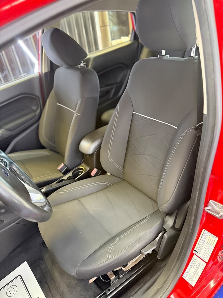 Photo 18 of this FORD FIESTA