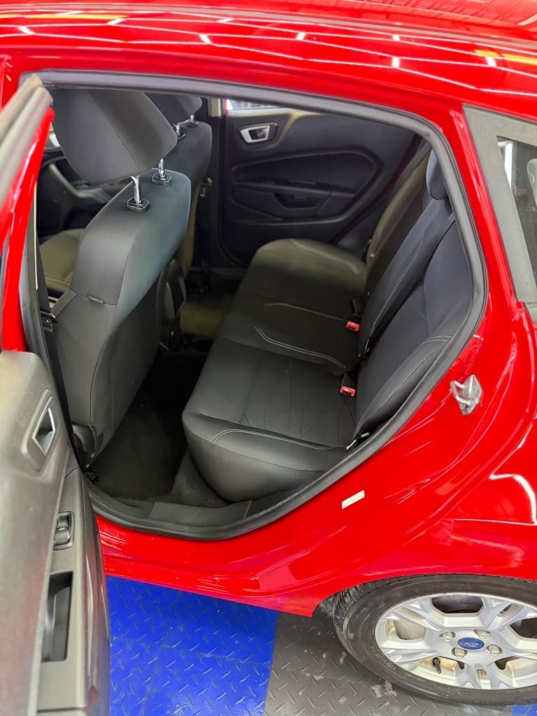 Photo 15 of this FORD FIESTA