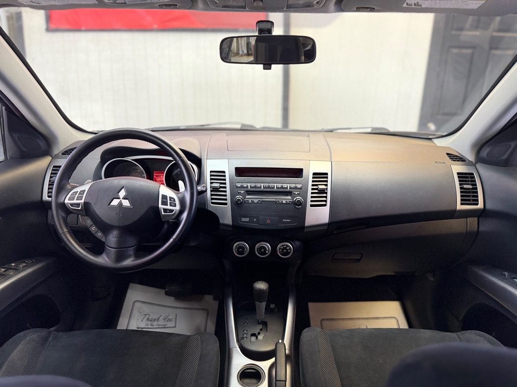 Photo 11 of this MITSUBISHI OUTLANDER