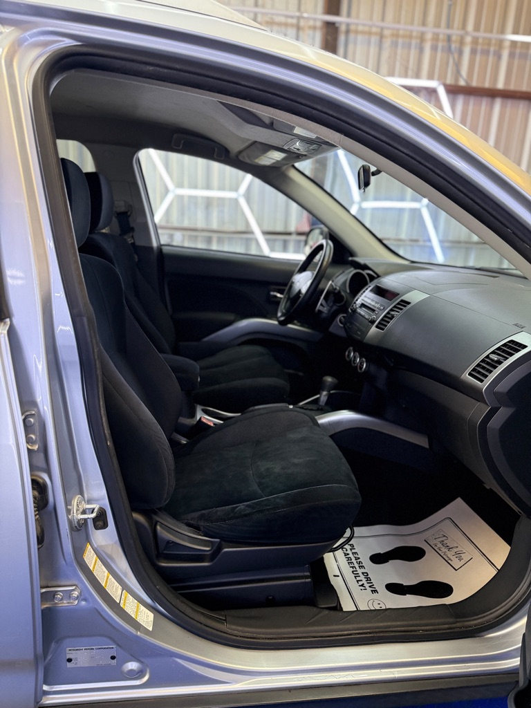 Photo 13 of this MITSUBISHI OUTLANDER