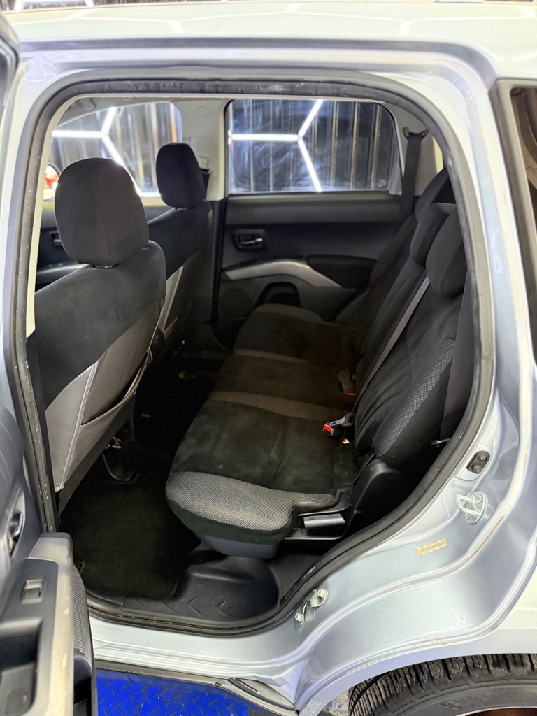 Photo 15 of this MITSUBISHI OUTLANDER