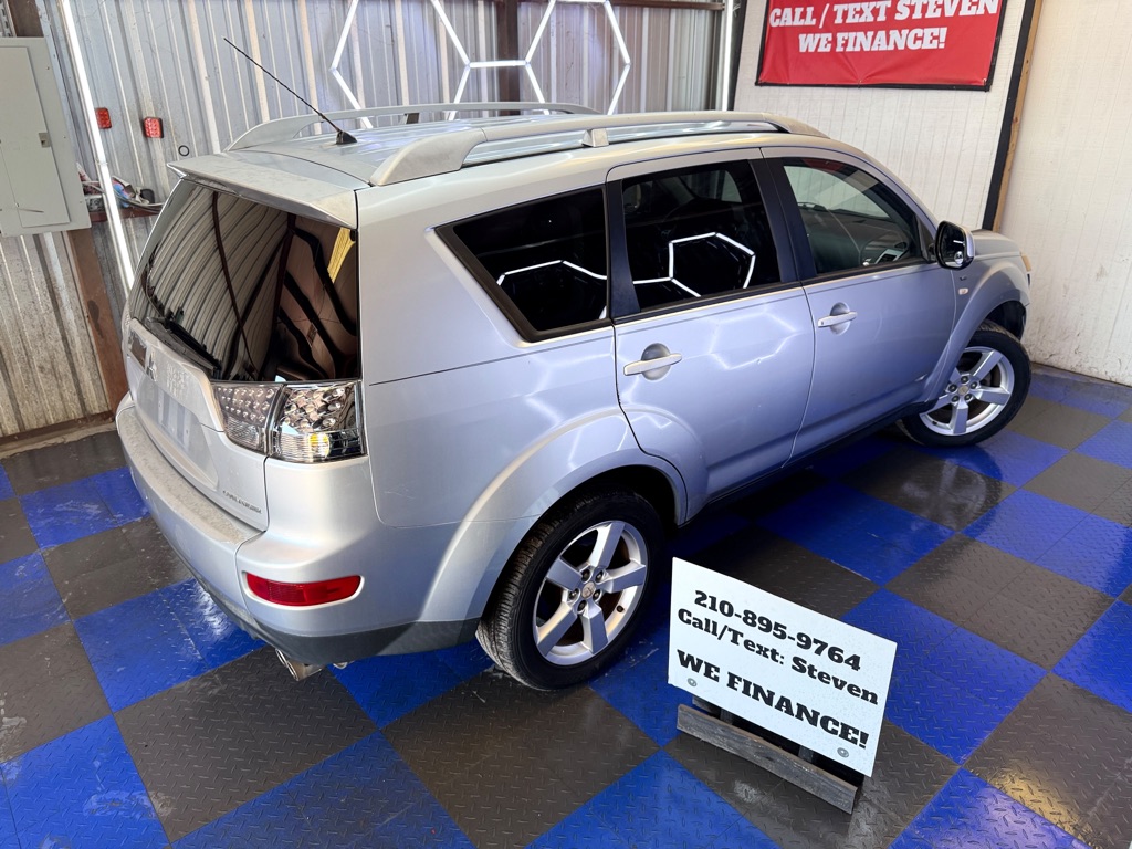 Photo 5 of this MITSUBISHI OUTLANDER