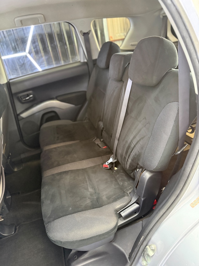 Photo 17 of this MITSUBISHI OUTLANDER