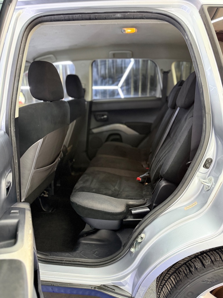 Photo 19 of this MITSUBISHI OUTLANDER