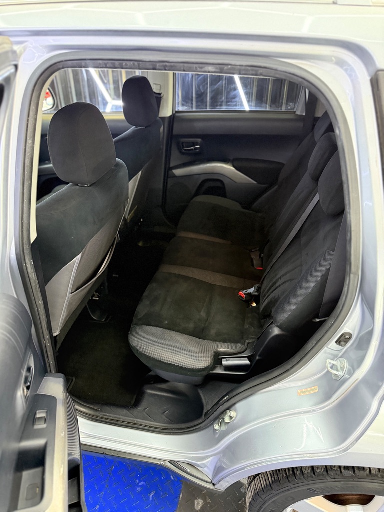Photo 18 of this MITSUBISHI OUTLANDER