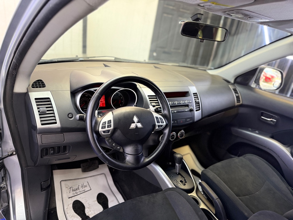 Photo 16 of this MITSUBISHI OUTLANDER