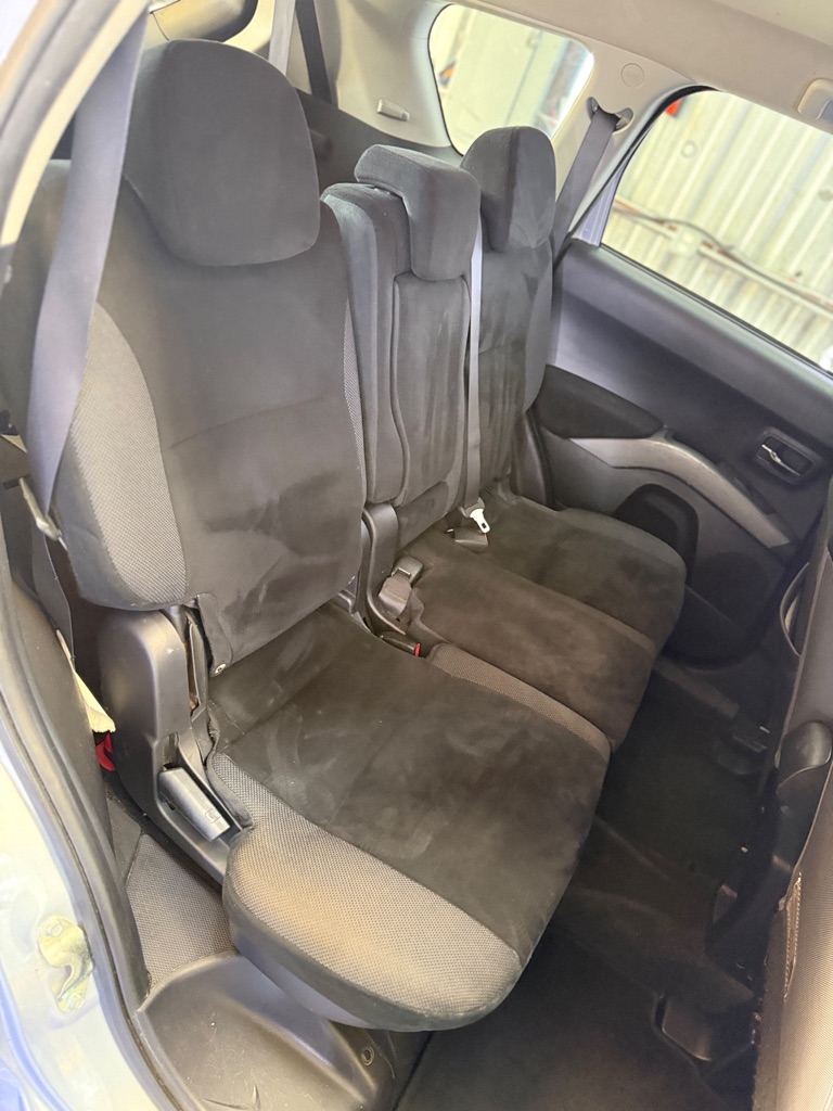 Photo 12 of this MITSUBISHI OUTLANDER