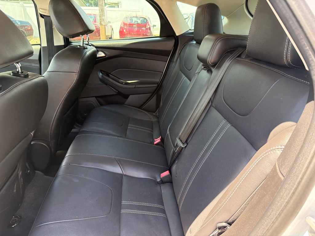 Photo 9 of this FORD FOCUS