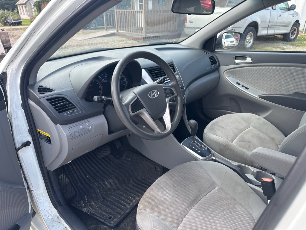 Photo 7 of this HYUNDAI ACCENT