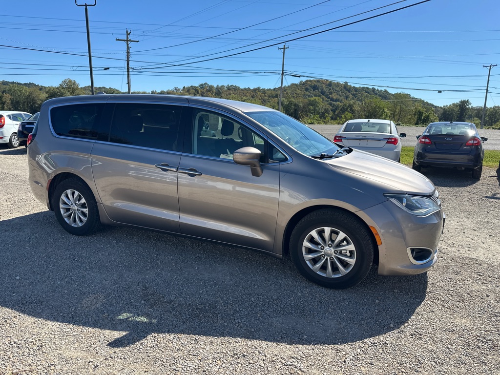 Photo 3 of this CHRYSLER PACIFICA