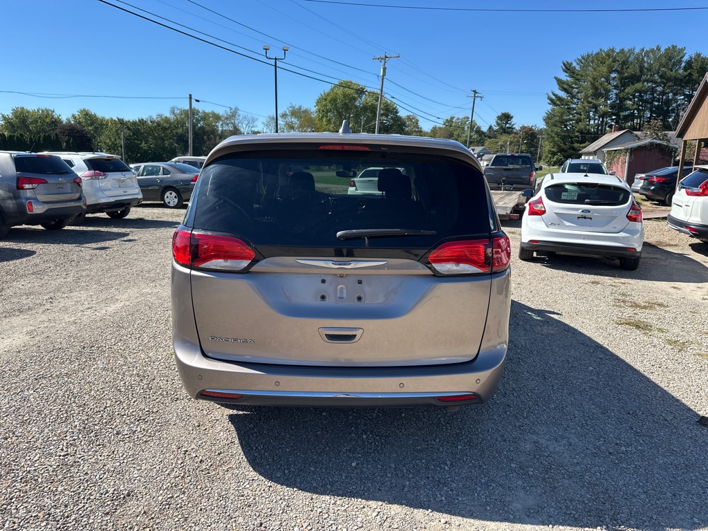 Photo 5 of this CHRYSLER PACIFICA