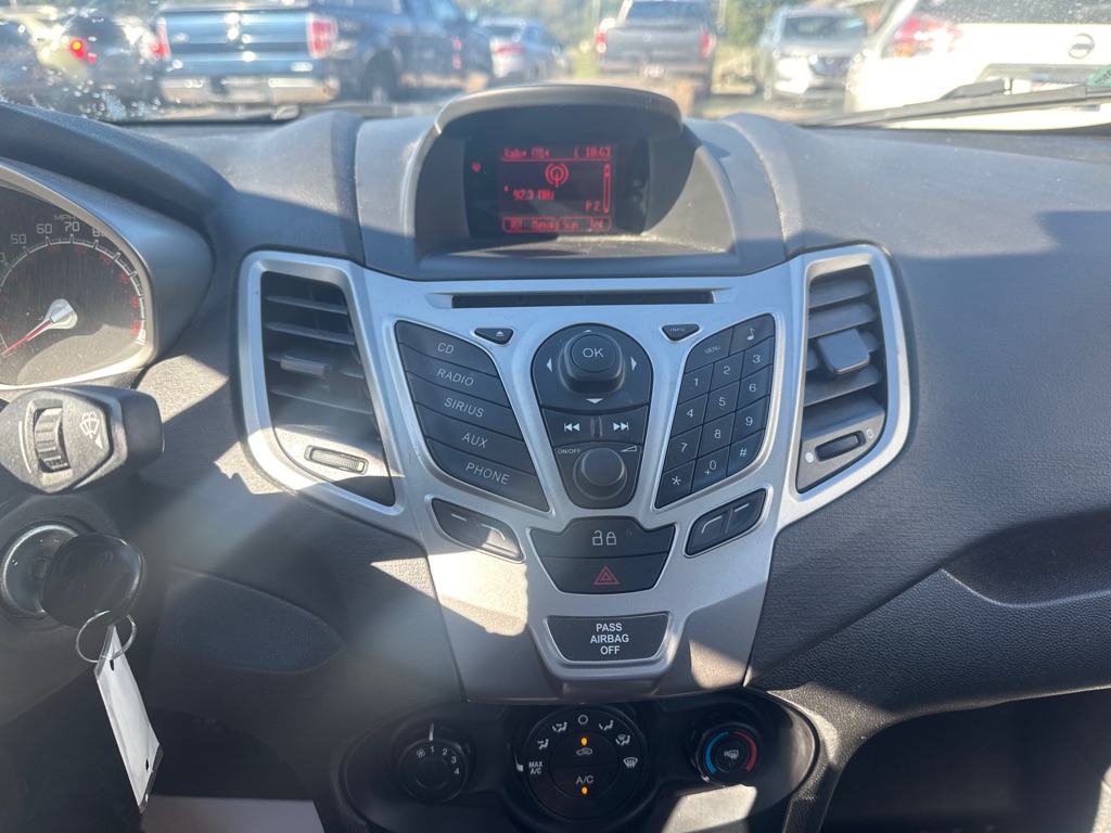 Photo 10 of this FORD FIESTA