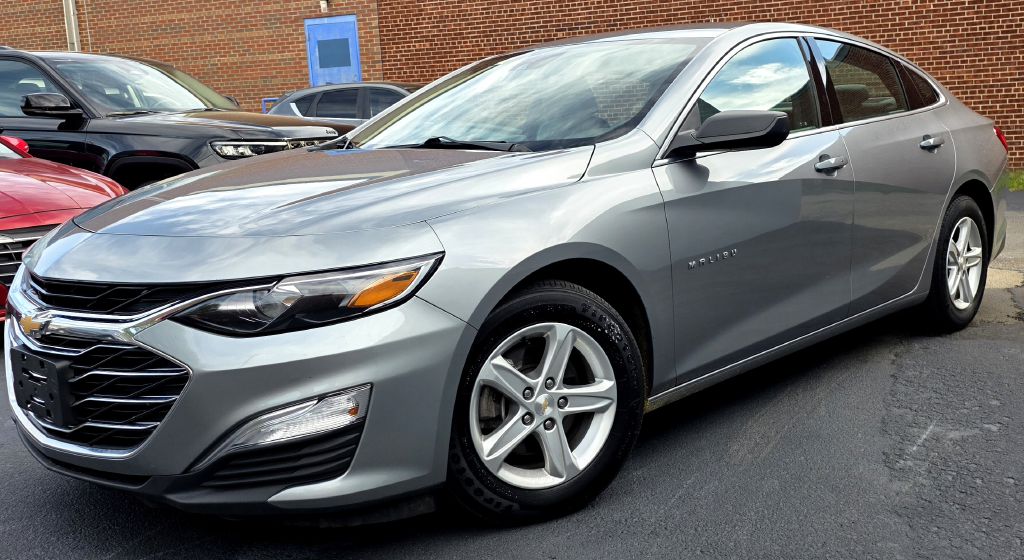 Photo 4 of this CHEVROLET MALIBU