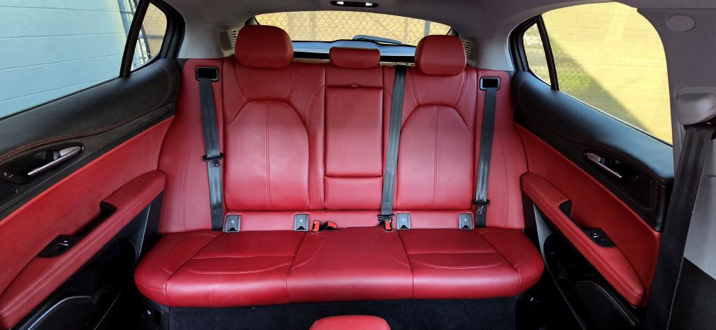 Photo 8 of this ALFA ROMEO STELVIO