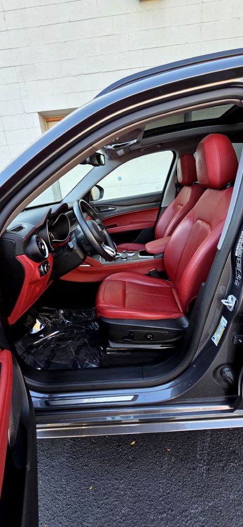 Photo 12 of this ALFA ROMEO STELVIO