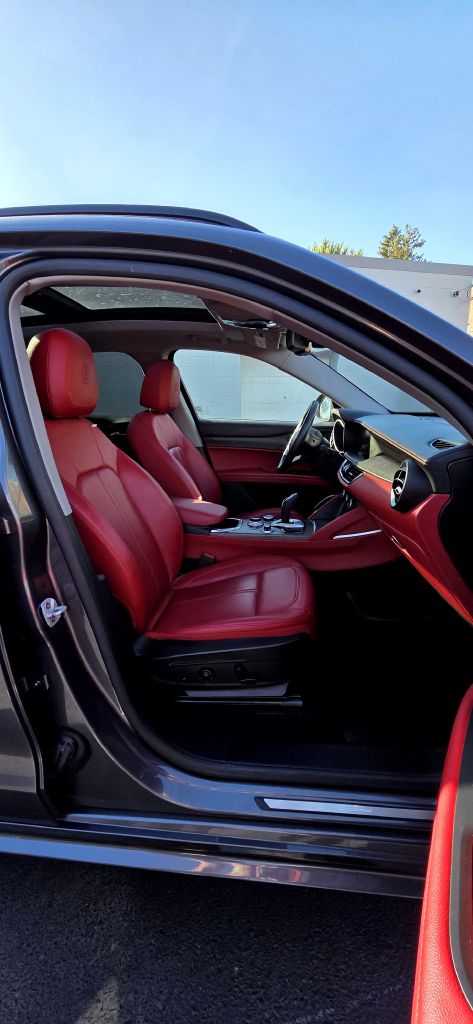Photo 10 of this ALFA ROMEO STELVIO