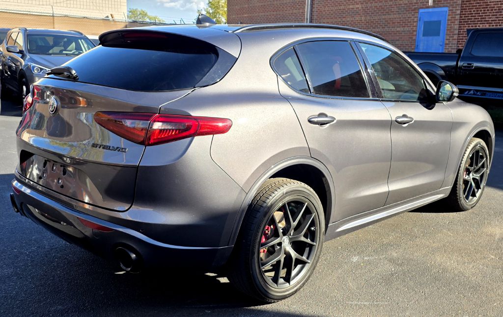 Photo 2 of this ALFA ROMEO STELVIO