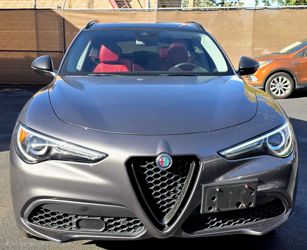 Photo 3 of this ALFA ROMEO STELVIO