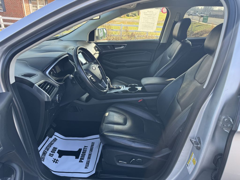 Photo 8 of this FORD EDGE