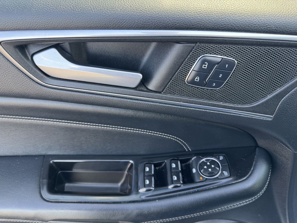 Photo 15 of this FORD EDGE