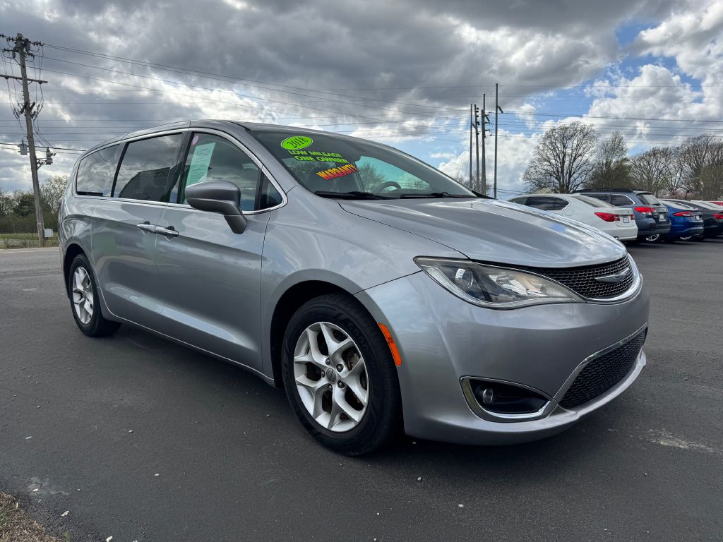 Photo 3 of this CHRYSLER PACIFICA