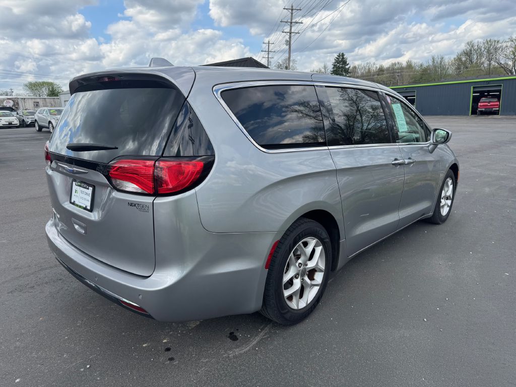 Photo 4 of this CHRYSLER PACIFICA