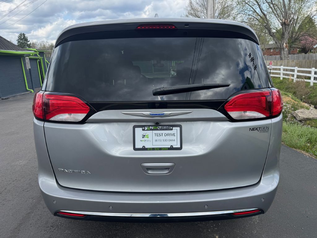 Photo 5 of this CHRYSLER PACIFICA