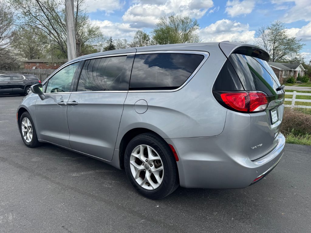 Photo 6 of this CHRYSLER PACIFICA