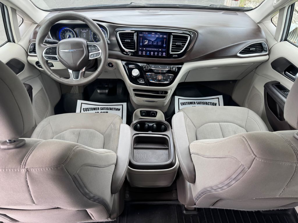 Photo 7 of this CHRYSLER PACIFICA