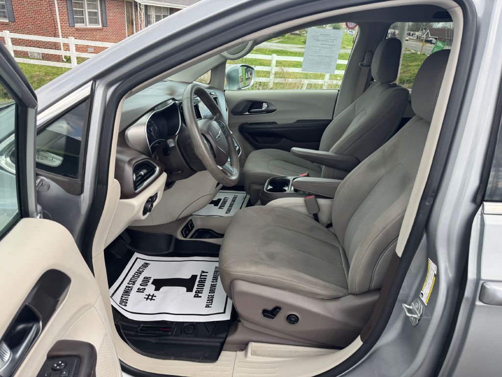 Photo 8 of this CHRYSLER PACIFICA