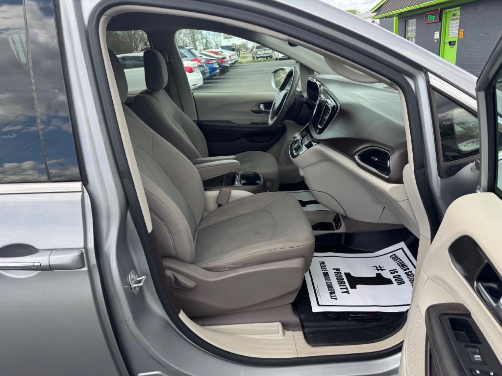 Photo 9 of this CHRYSLER PACIFICA