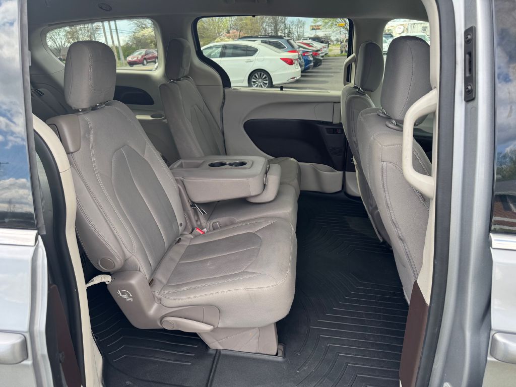 Photo 10 of this CHRYSLER PACIFICA