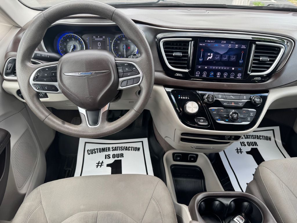 Photo 13 of this CHRYSLER PACIFICA