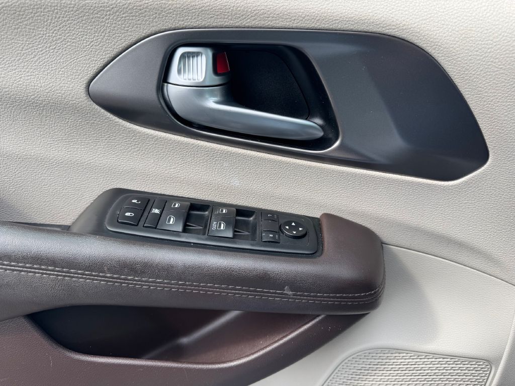 Photo 16 of this CHRYSLER PACIFICA