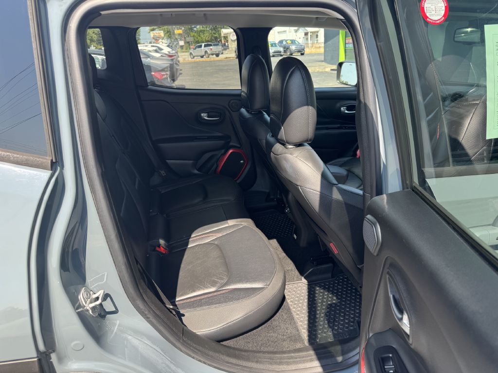 Photo 10 of this JEEP RENEGADE