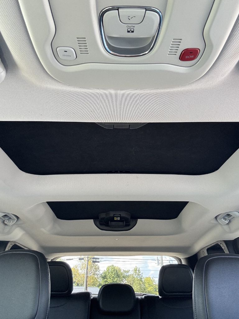 Photo 13 of this JEEP RENEGADE