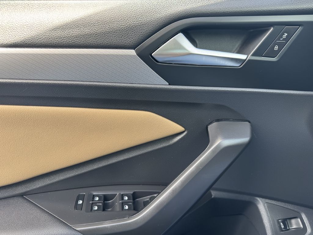 Photo 14 of this VOLKSWAGEN JETTA
