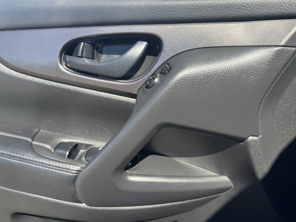 Photo 14 of this NISSAN ROGUE SPORT