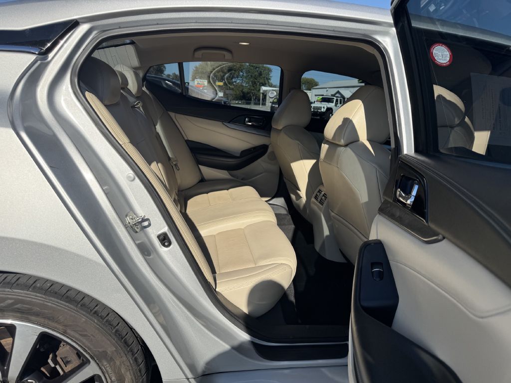 Photo 10 of this NISSAN MAXIMA