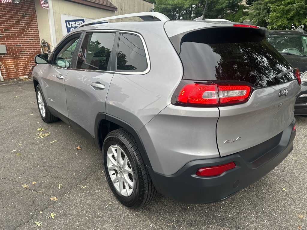 Photo 3 of this JEEP CHEROKEE