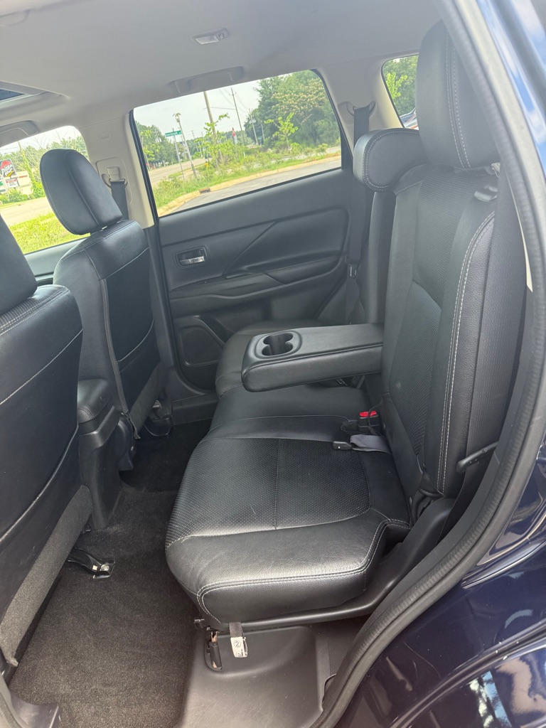 Photo 11 of this MITSUBISHI OUTLANDER